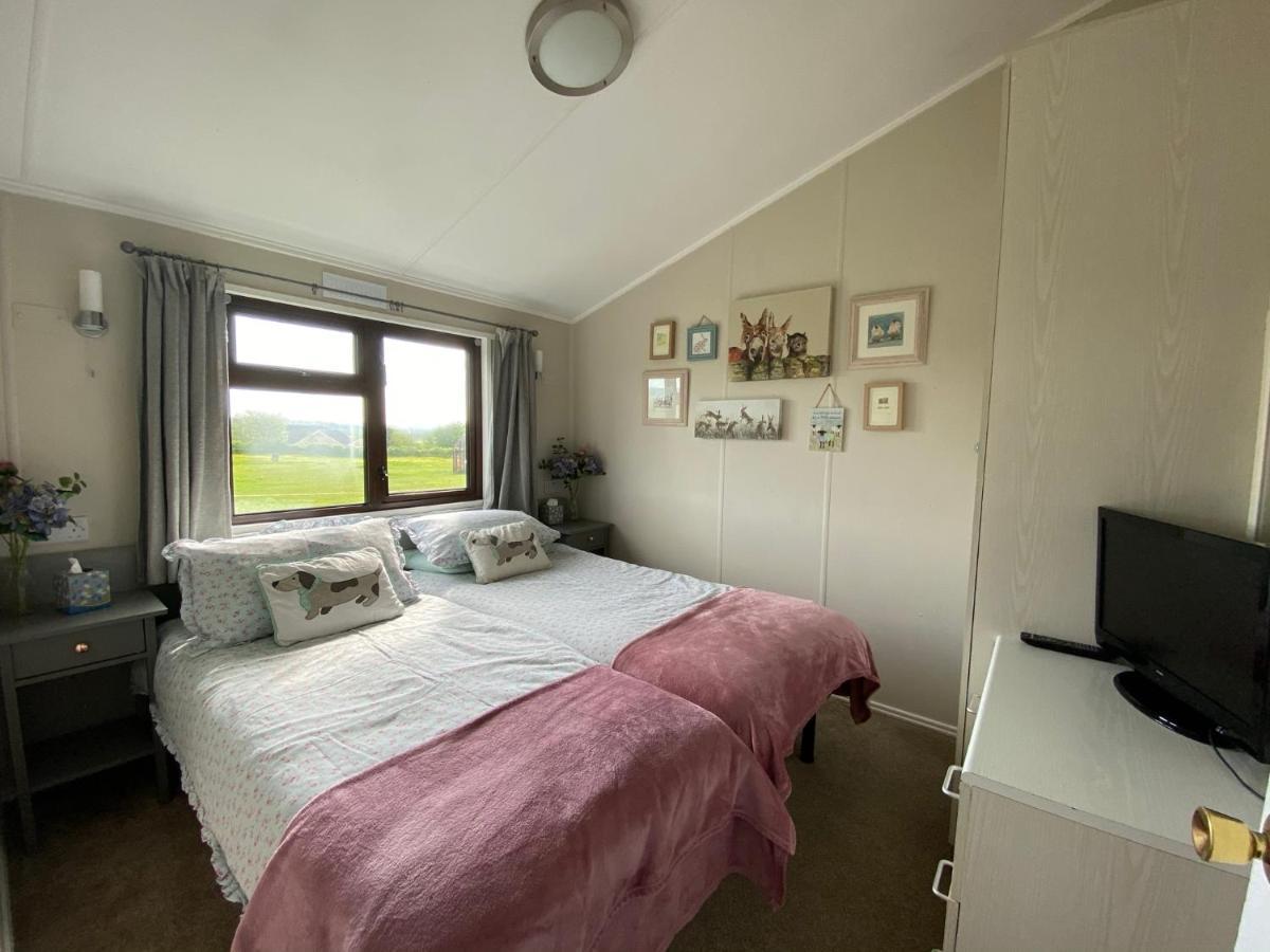 Rew Farm Country & Equestrian Accommodation - Sunrise Lodge Melksham Buitenkant foto