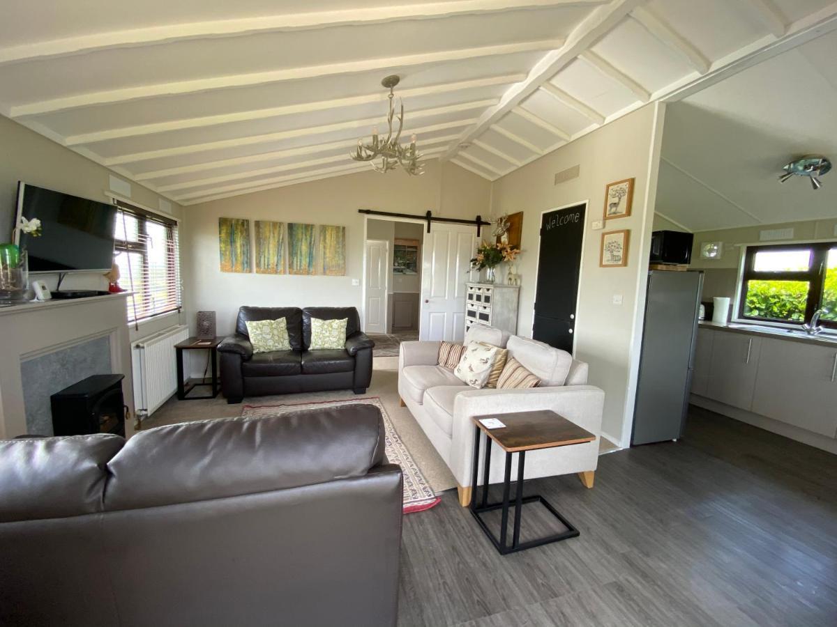 Rew Farm Country & Equestrian Accommodation - Sunrise Lodge Melksham Buitenkant foto