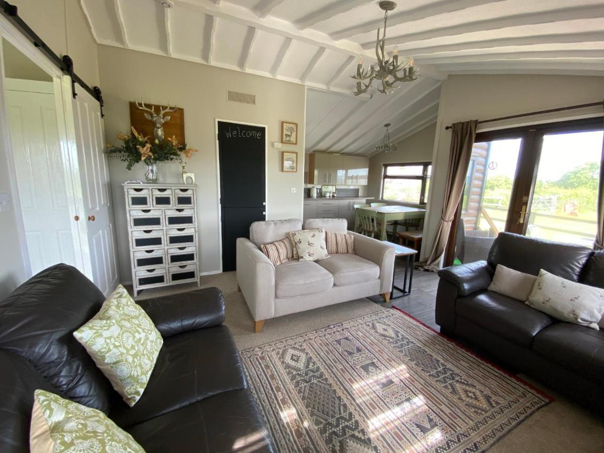 Rew Farm Country & Equestrian Accommodation - Sunrise Lodge Melksham Buitenkant foto