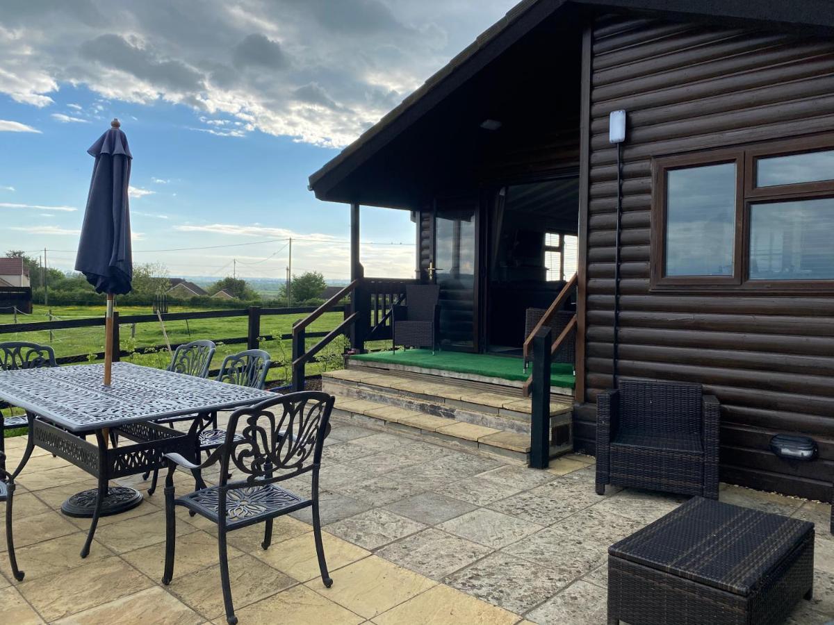 Rew Farm Country & Equestrian Accommodation - Sunrise Lodge Melksham Buitenkant foto