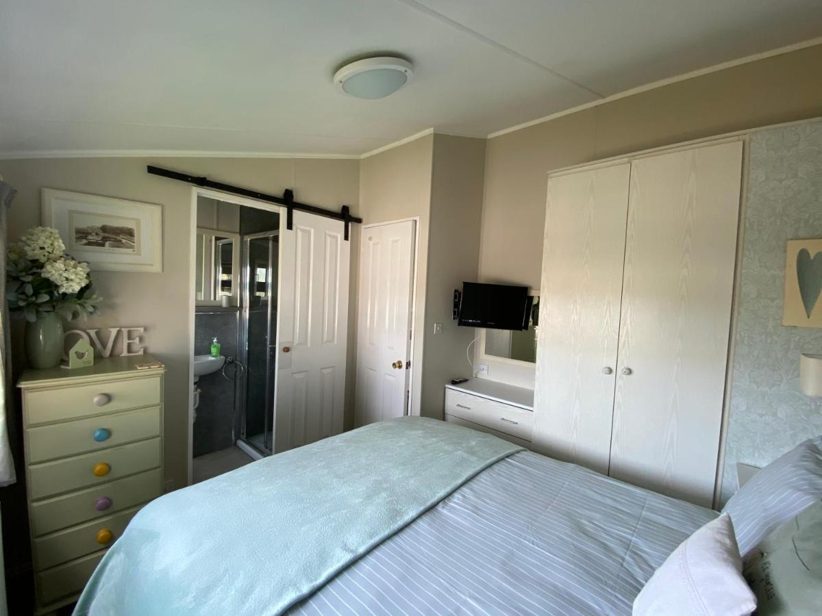 Rew Farm Country & Equestrian Accommodation - Sunrise Lodge Melksham Buitenkant foto