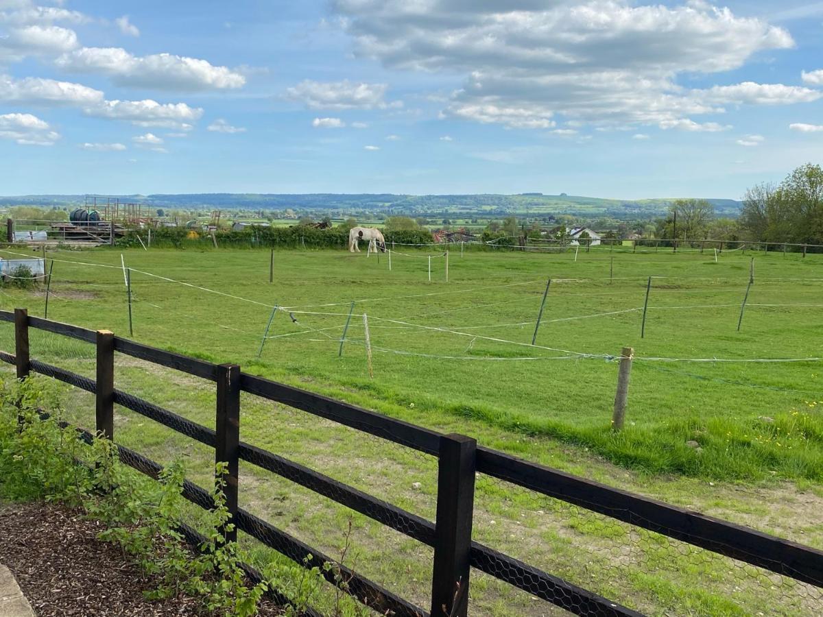 Rew Farm Country & Equestrian Accommodation - Sunrise Lodge Melksham Buitenkant foto