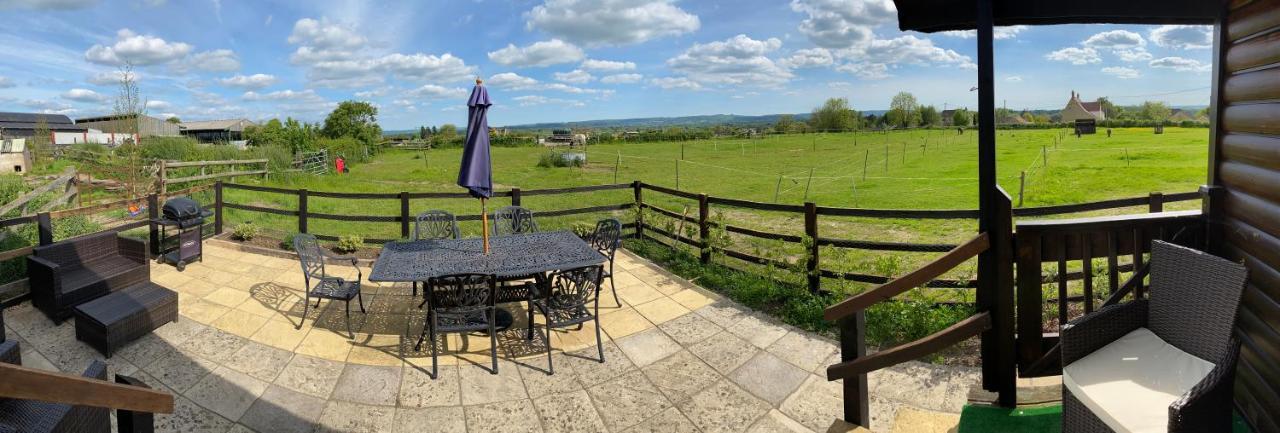 Rew Farm Country & Equestrian Accommodation - Sunrise Lodge Melksham Buitenkant foto
