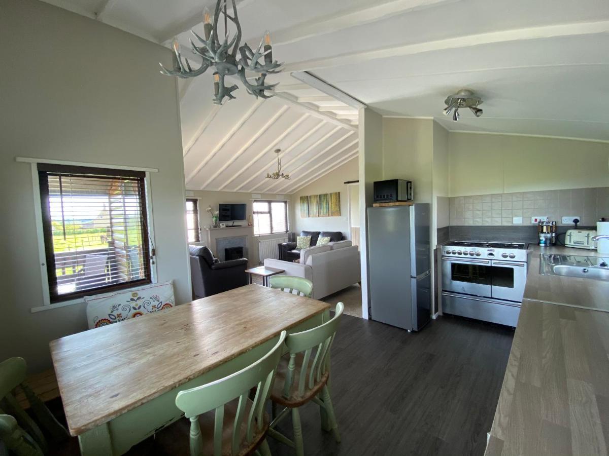 Rew Farm Country & Equestrian Accommodation - Sunrise Lodge Melksham Buitenkant foto