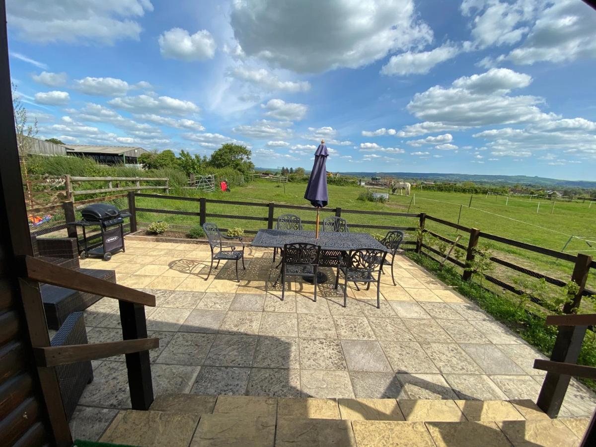 Rew Farm Country & Equestrian Accommodation - Sunrise Lodge Melksham Buitenkant foto
