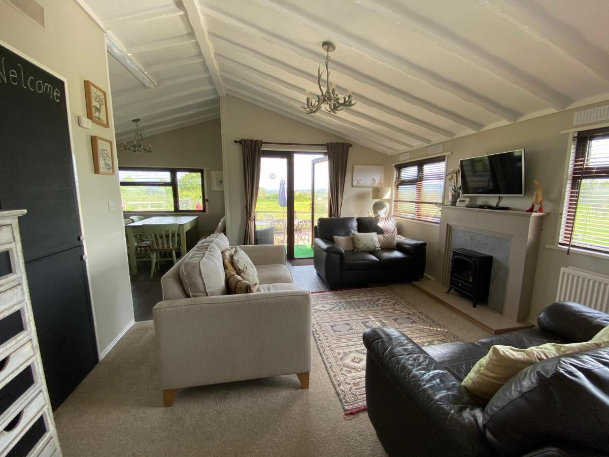 Rew Farm Country & Equestrian Accommodation - Sunrise Lodge Melksham Buitenkant foto