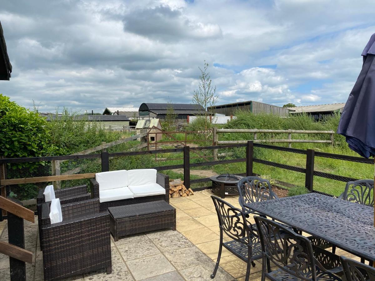 Rew Farm Country & Equestrian Accommodation - Sunrise Lodge Melksham Buitenkant foto