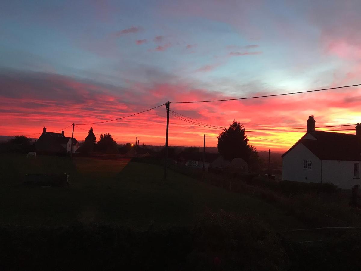 Rew Farm Country & Equestrian Accommodation - Sunrise Lodge Melksham Buitenkant foto