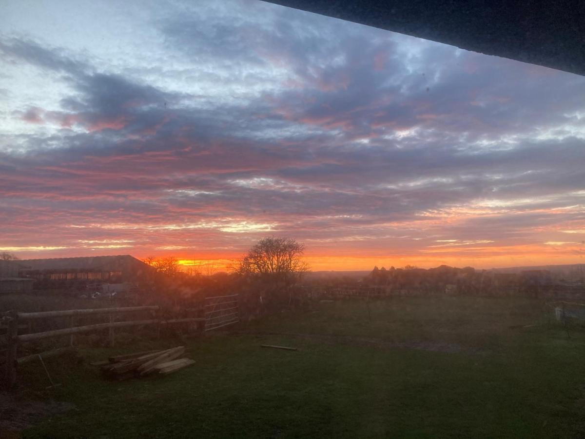 Rew Farm Country & Equestrian Accommodation - Sunrise Lodge Melksham Buitenkant foto