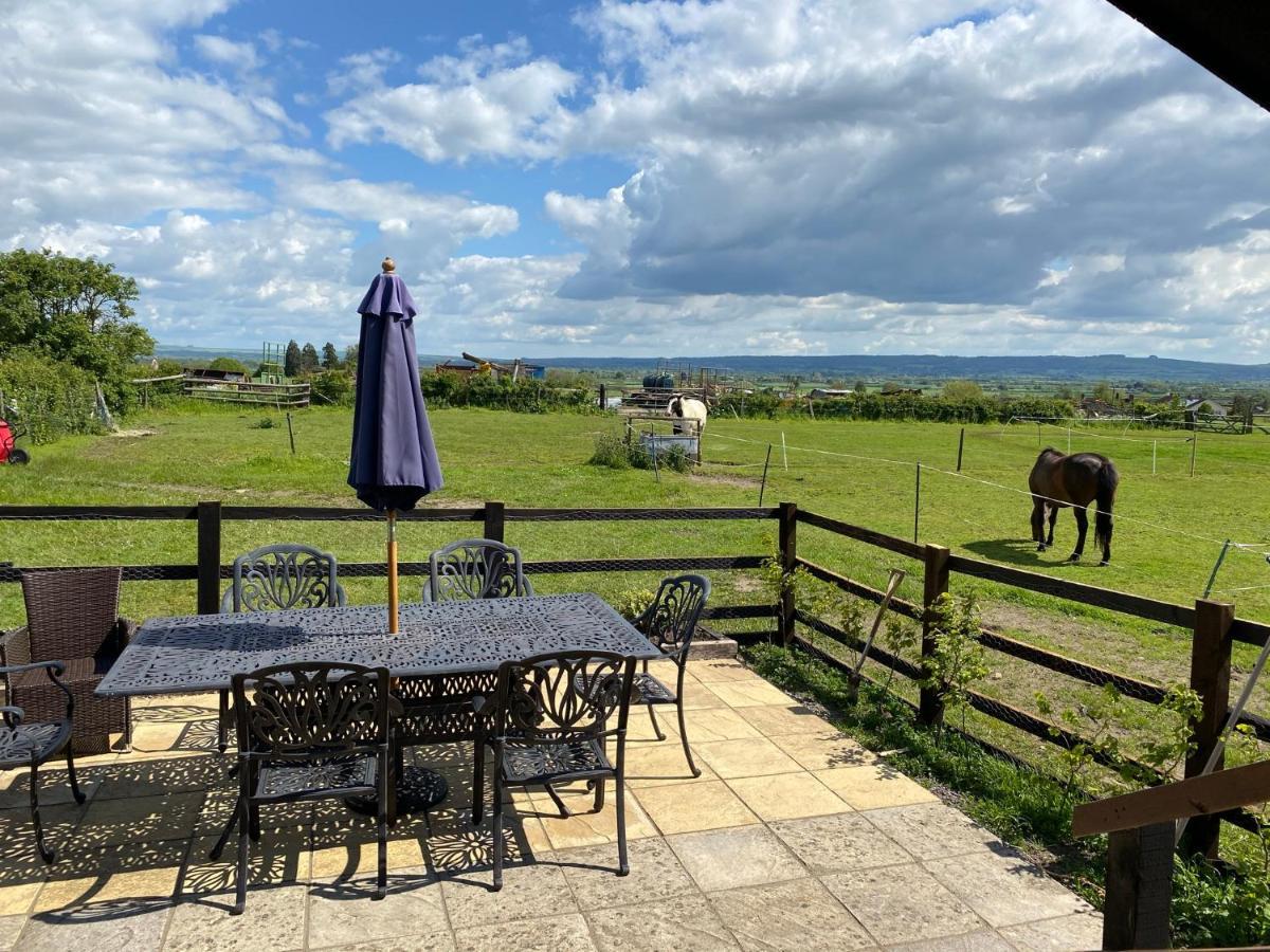 Rew Farm Country & Equestrian Accommodation - Sunrise Lodge Melksham Buitenkant foto