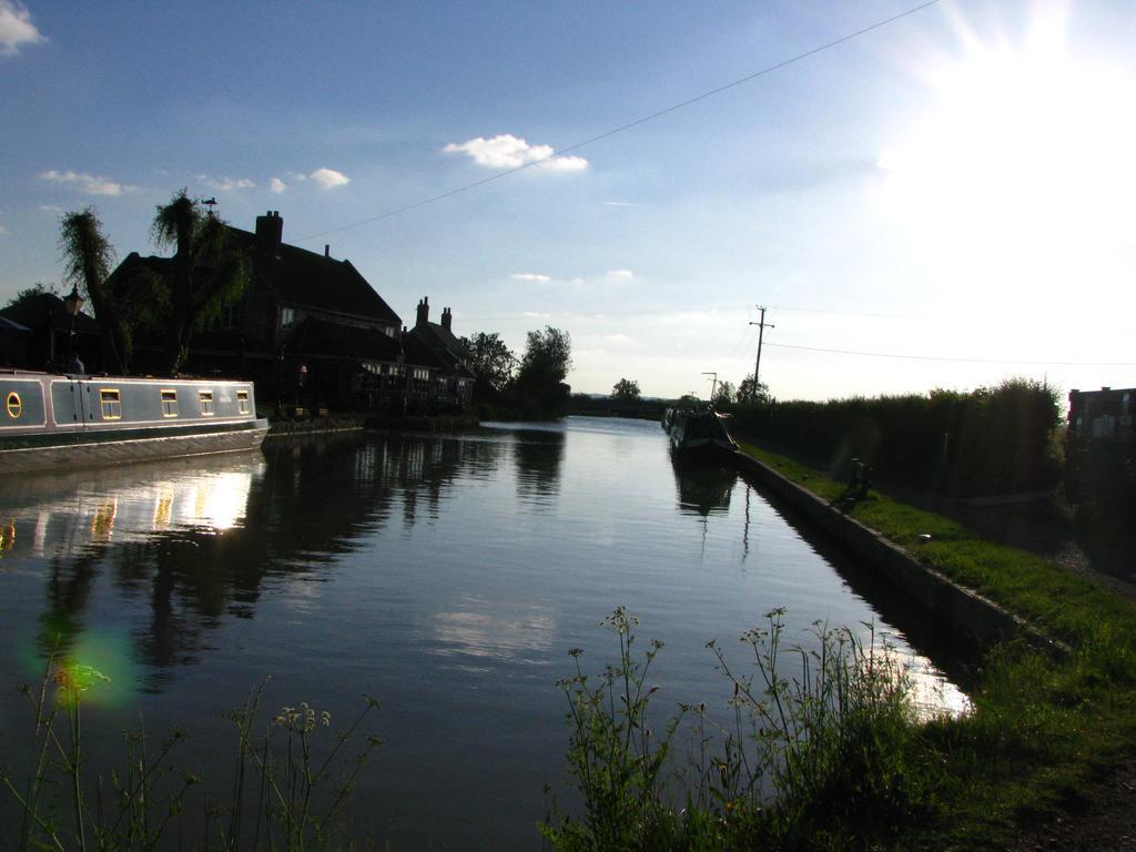 Rew Farm Country & Equestrian Accommodation - Sunrise Lodge Melksham Buitenkant foto