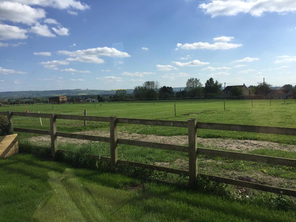 Rew Farm Country & Equestrian Accommodation - Sunrise Lodge Melksham Buitenkant foto
